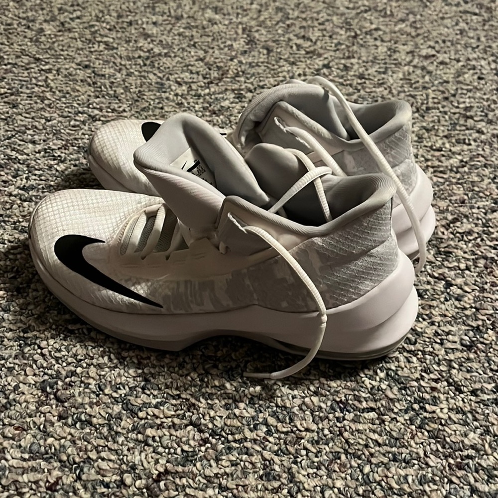 Nike Women’s 7.5 Airmax Infuriate